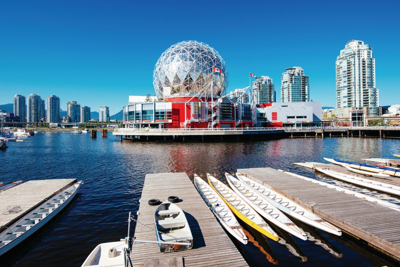 Vue sur Vancouver et le dôme du musée Science World.