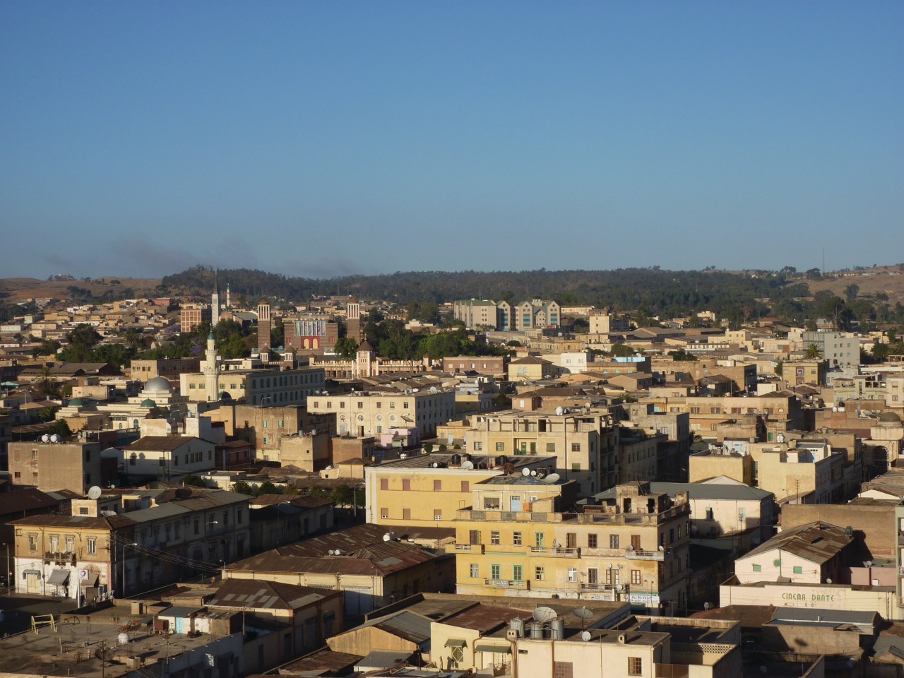 Vue panoramique sur Asmara depuis le clocher de la cathédrale.