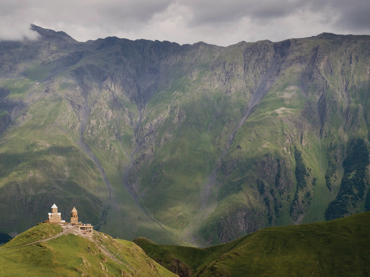 Perchée sur un promontoire face au mont Kazbek (qui culmine à plus de 5 000 m), l'église de Guerguéti, à Stéptsminda-Khazbégui, est l'un des symboles de la Géorgie.