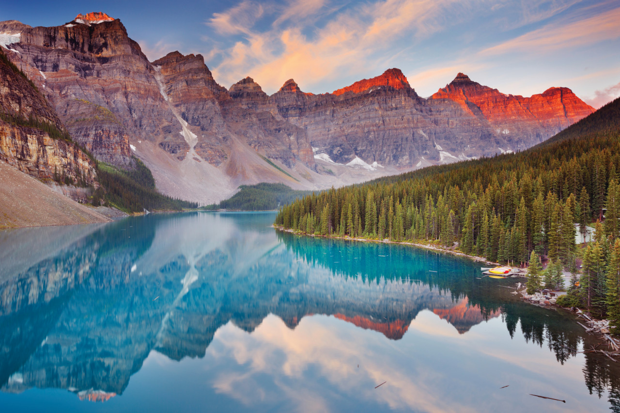 Le lac Moraine au soleil levant, Banff National Park.