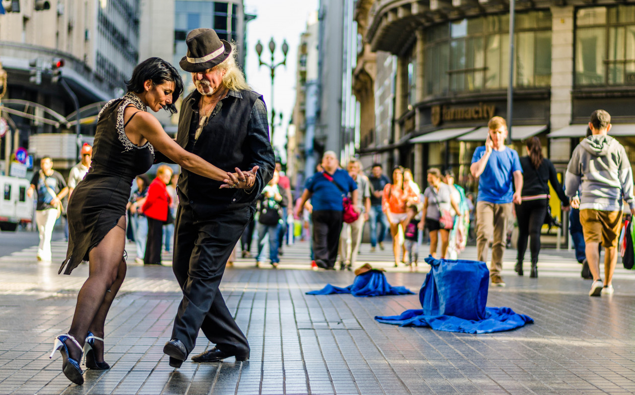 Danceurs de tango dans les rues de Buenos Aires.