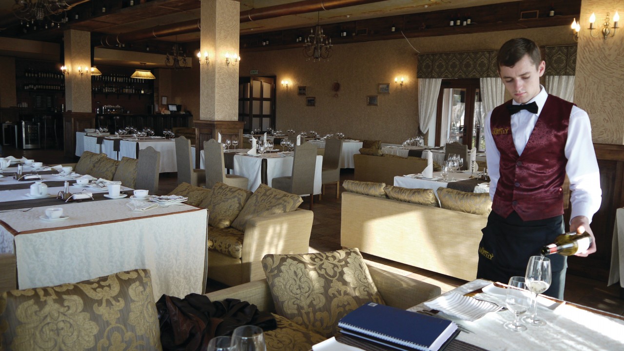 Salle de restaurant du complexe vinicole Château Vartely.