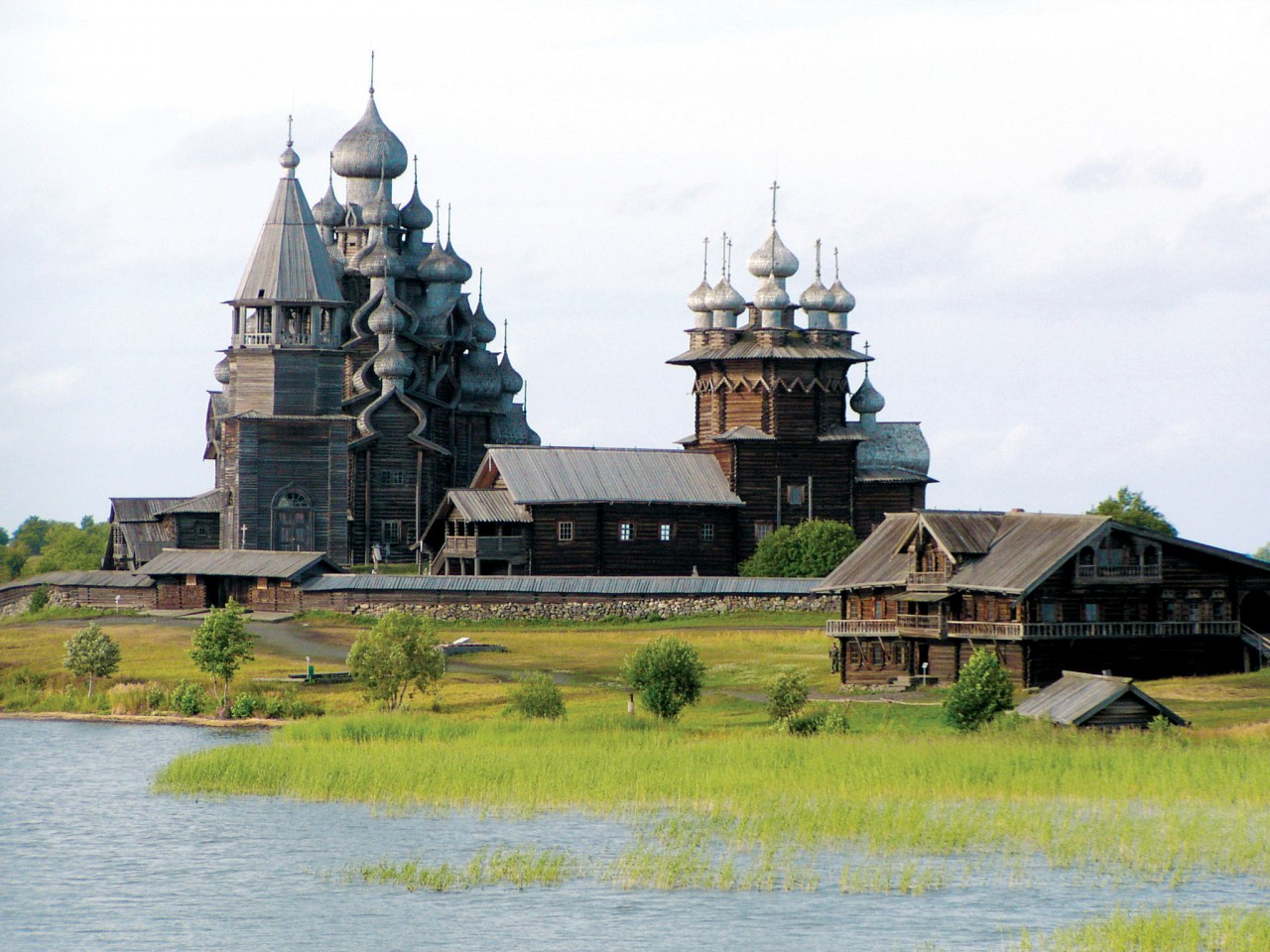 Vue générale de l'ensemble architectural en bois.