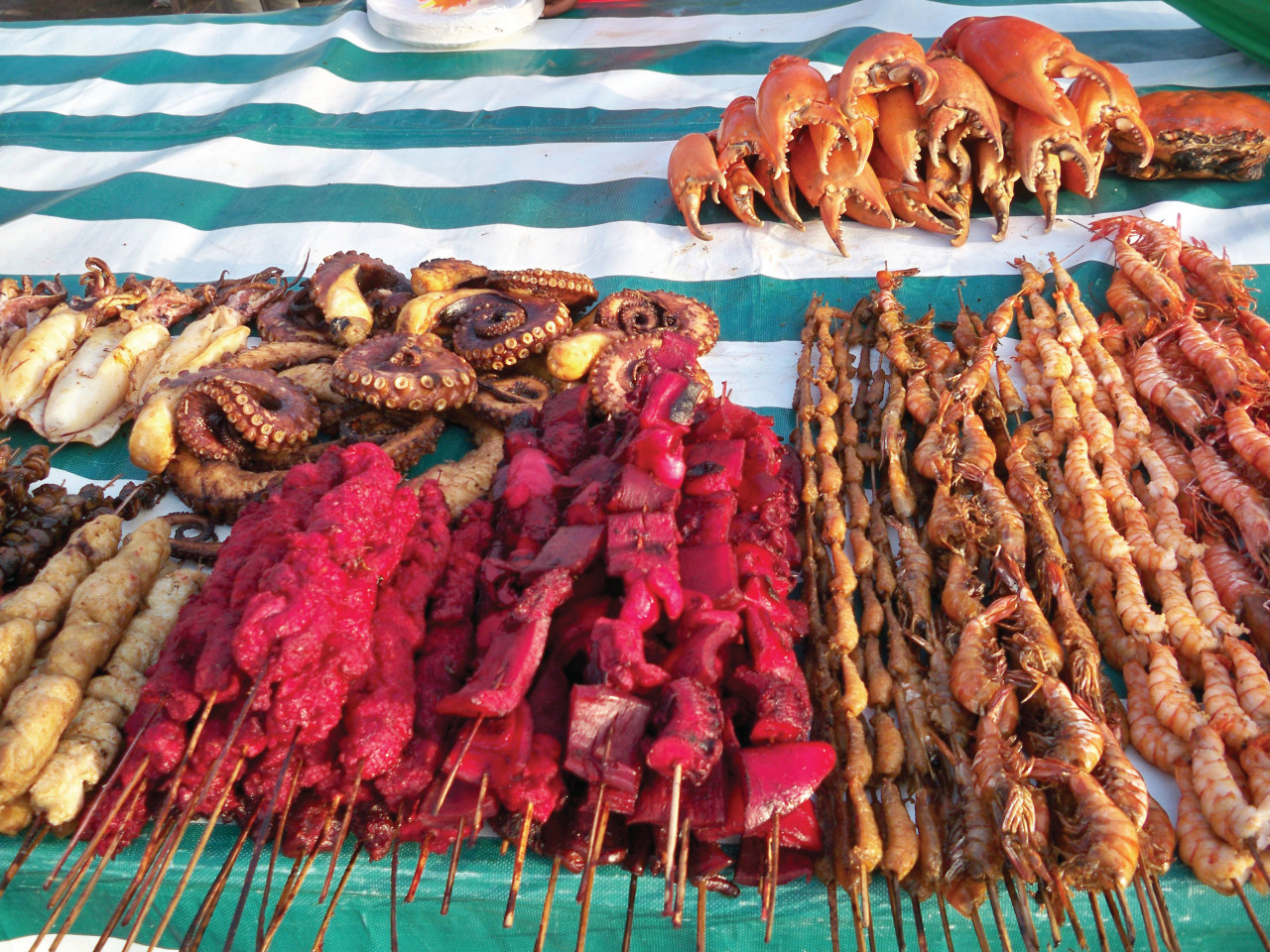 Brochettes à emporter sur le marché de Zanzibar Town.