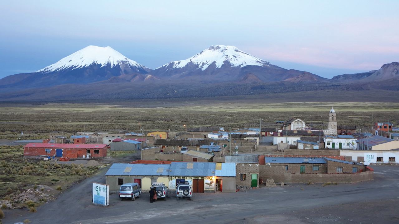 Le village de Sajama avec en toile de fond les stratovolcans Parinacota à gauche et Pomerape.