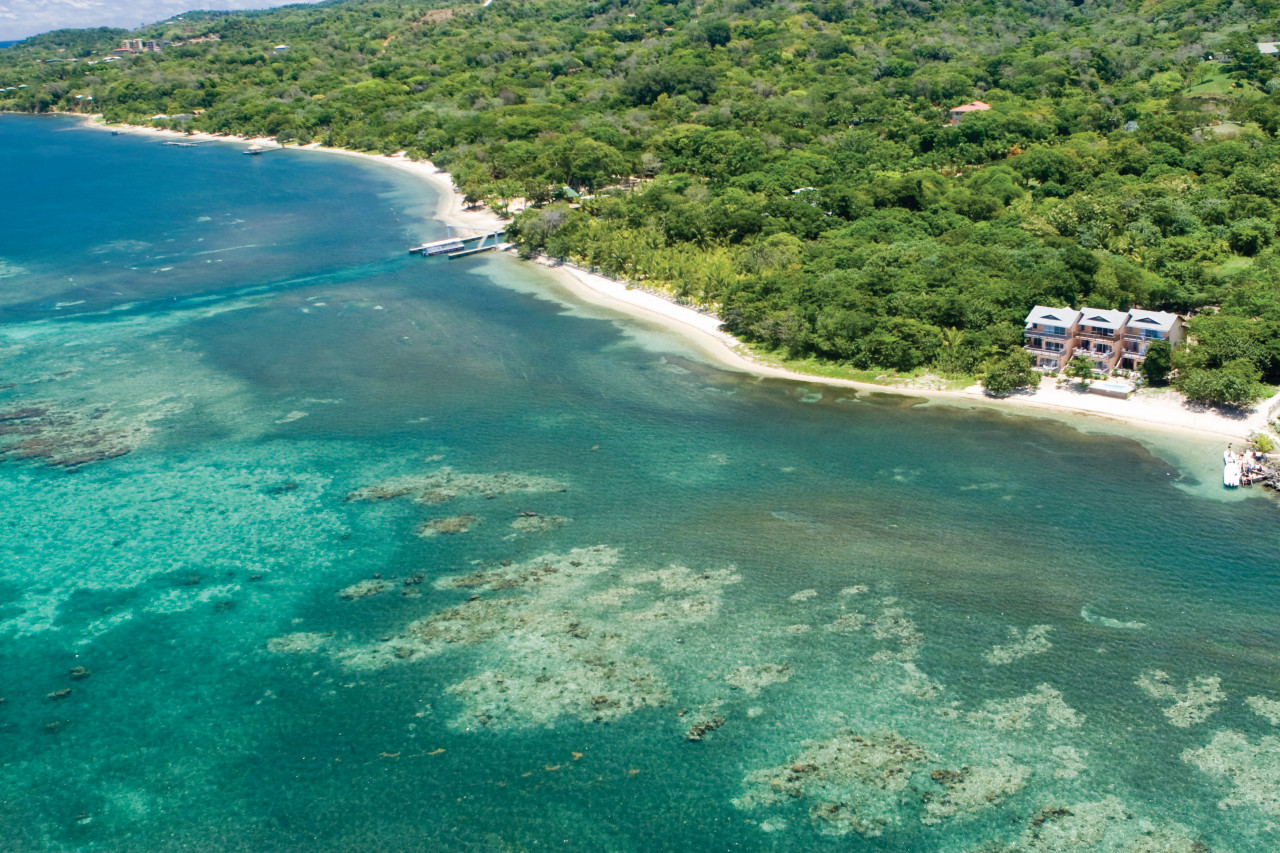 Survol de l'île de Roatan.