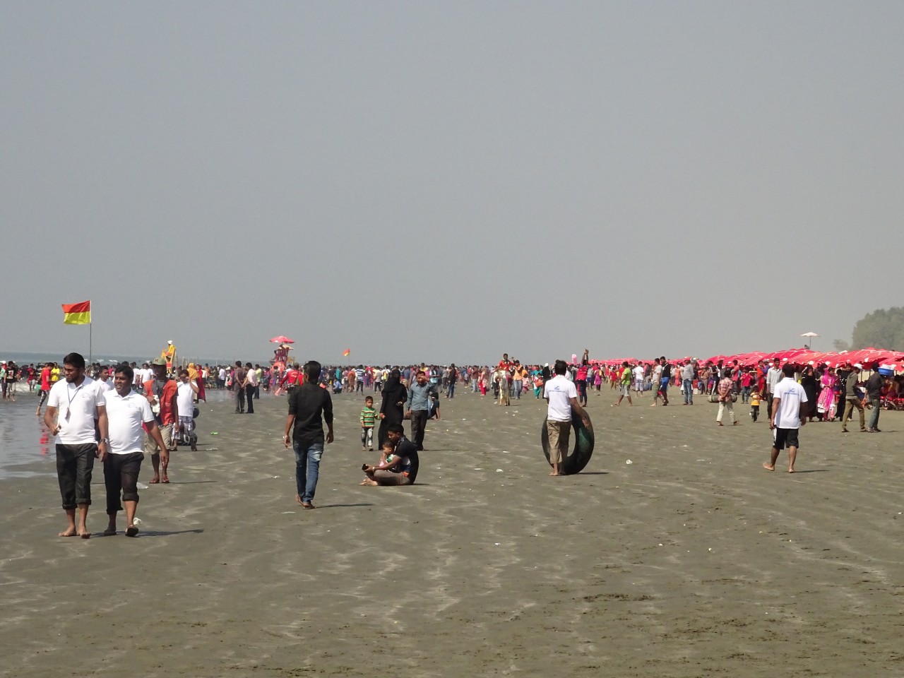 La plage animée de Cox's Bazar.