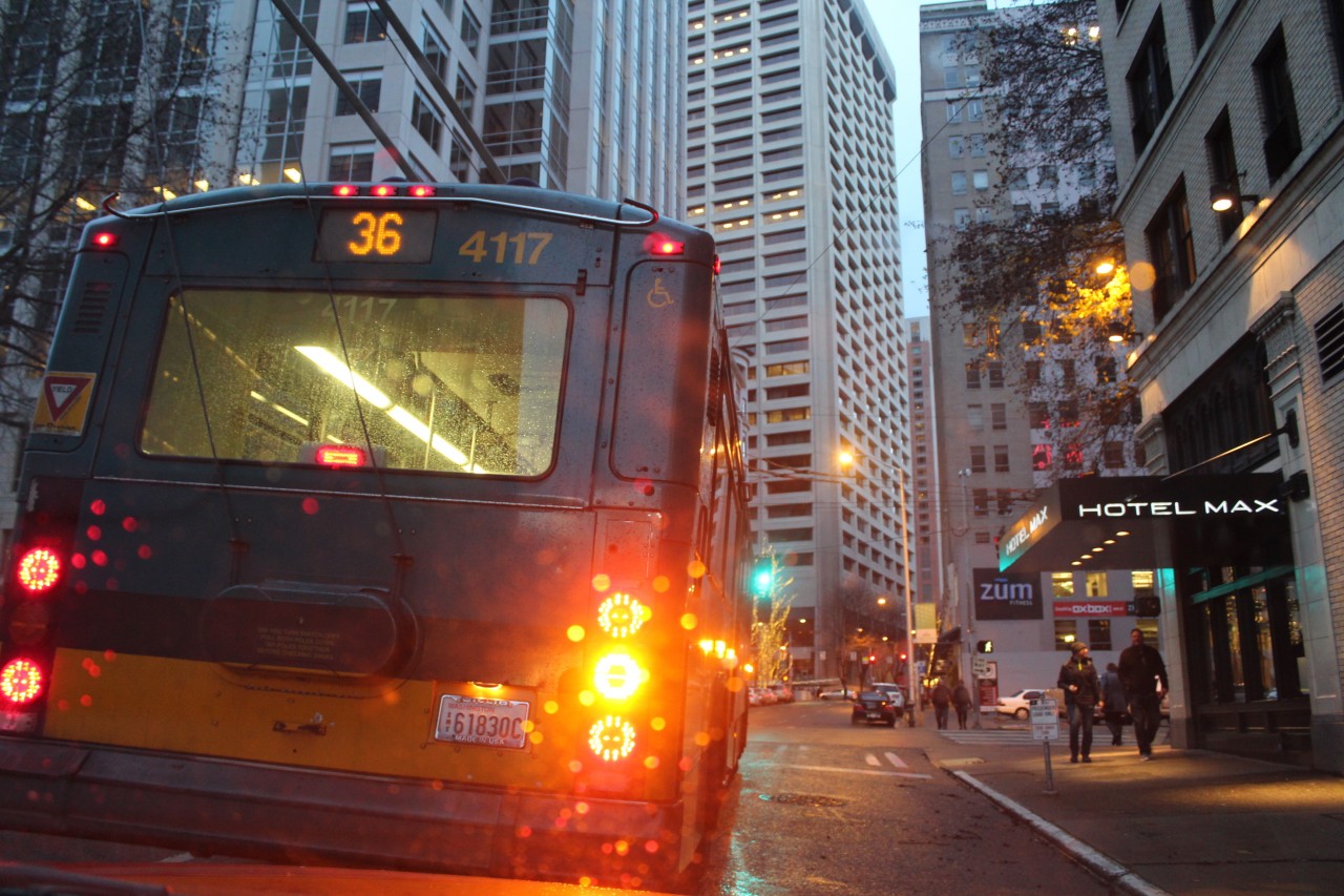 Bus électrique vert et orange de Seattle.